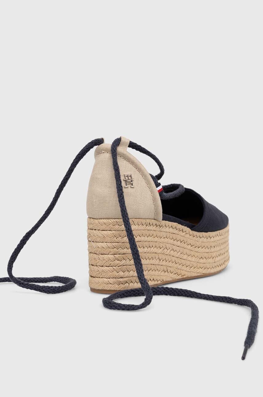 Еспадрилі Tommy Hilfiger CLOSED TOE LINEN FLATFORM жіночі колір синій на танкетці FW0FW07746