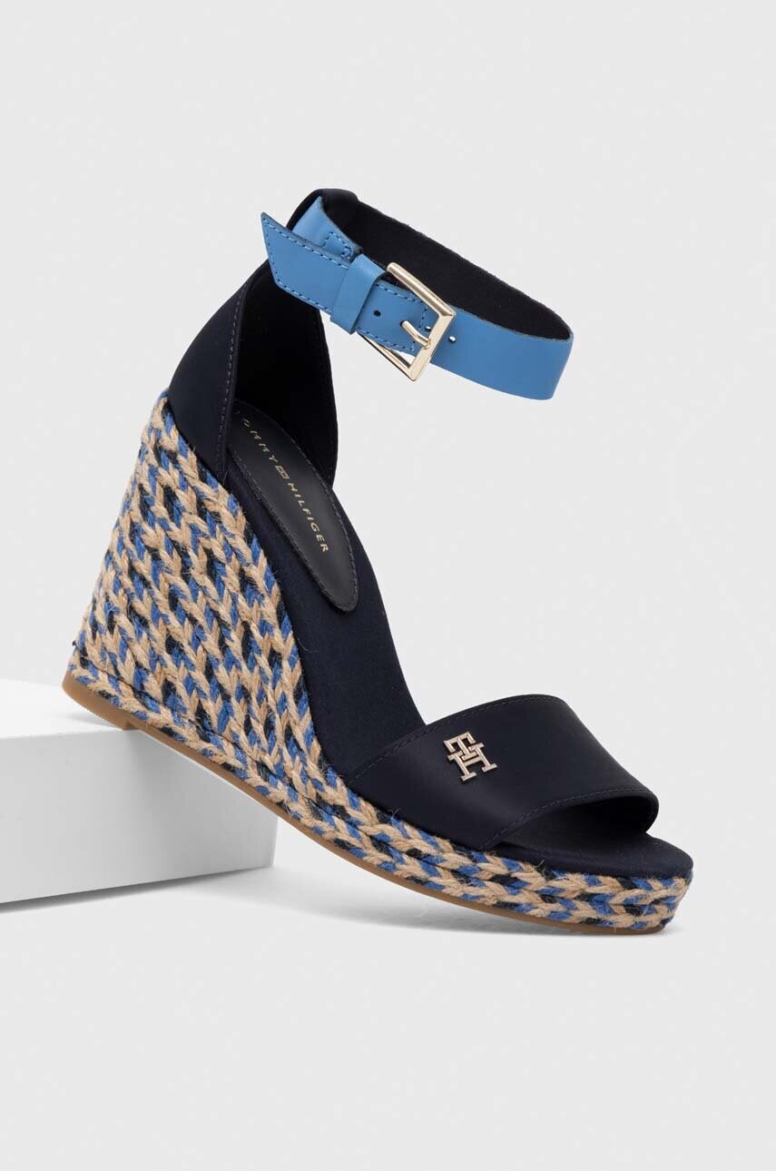 Сандалі Tommy Hilfiger COLORFUL HIGH WEDGE SATIN SANDAL колір синій FW0FW07914