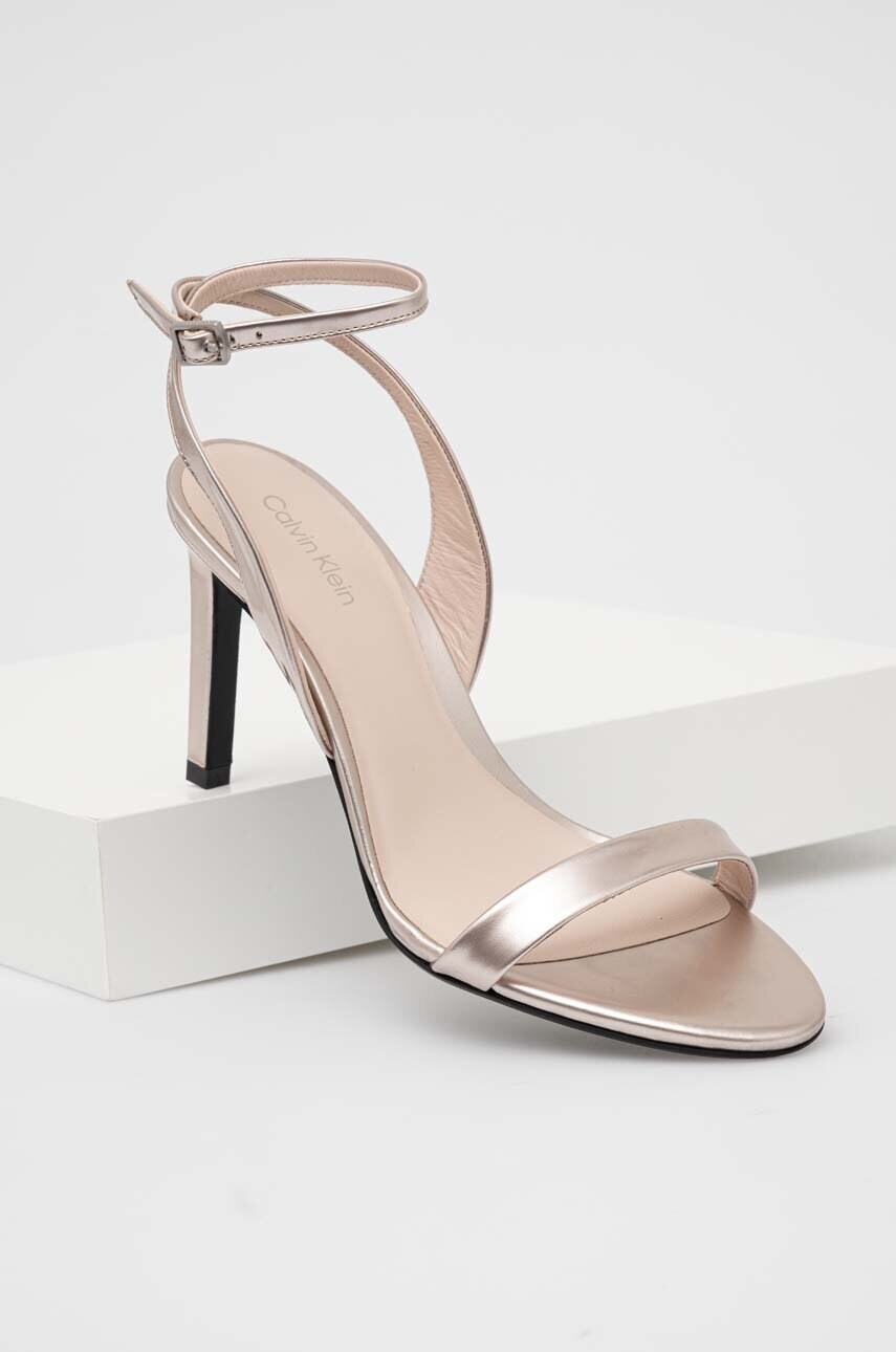 Шкіряні сандалі Calvin Klein HEEL SANDAL 90 PEARL колір золотий HW0HW02026