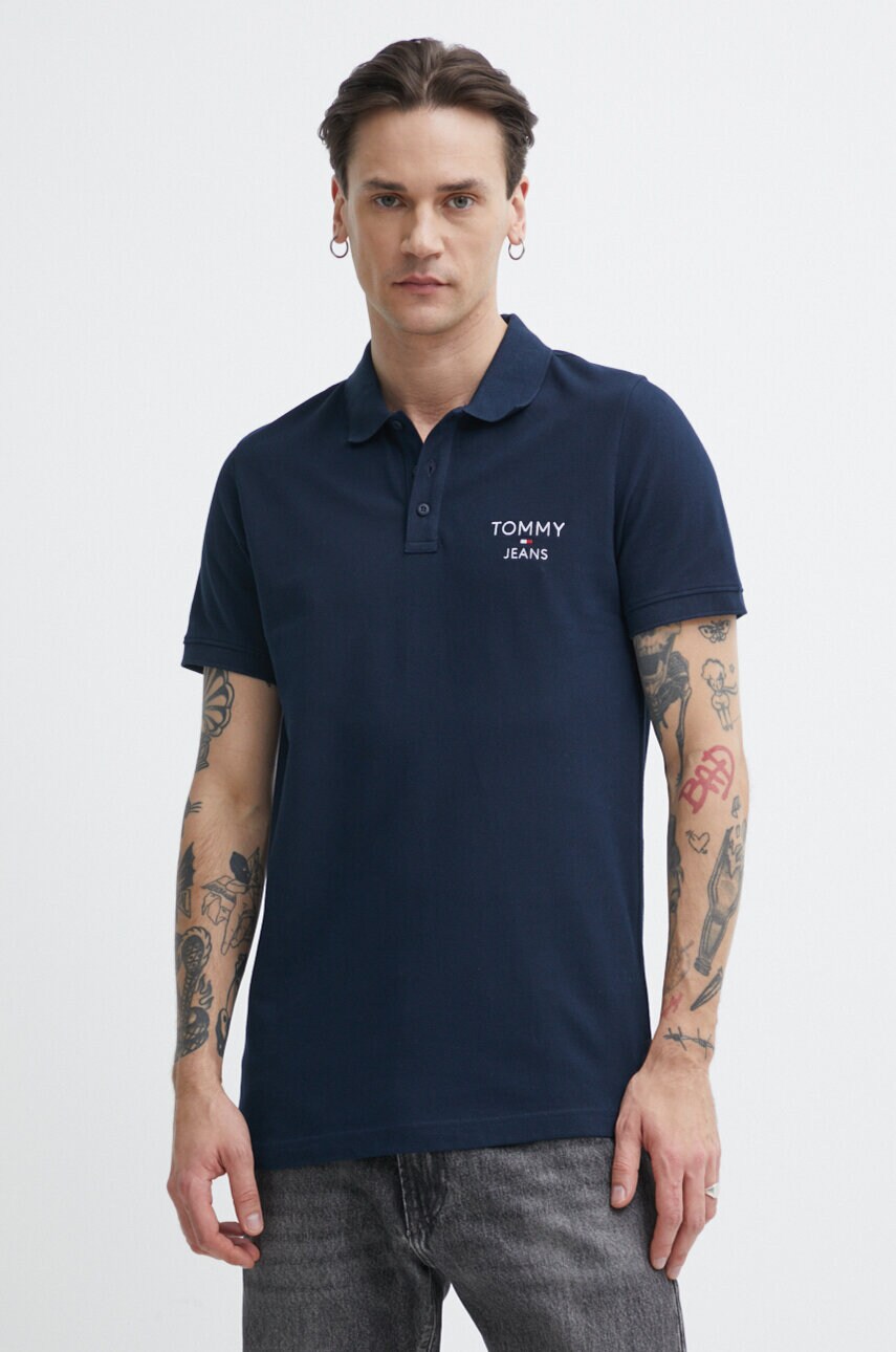 Бавовняне поло Tommy Jeans колір синій з аплікацією DM0DM18927