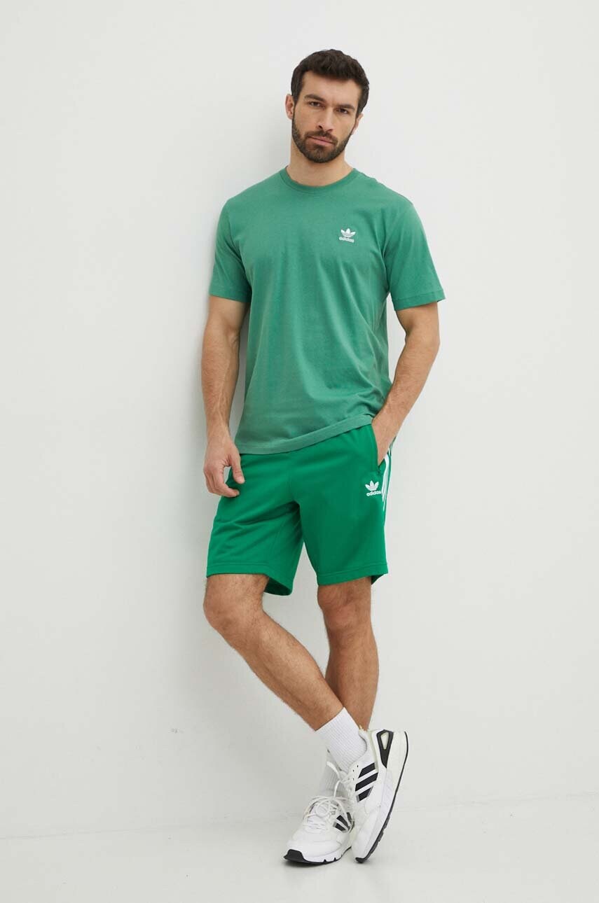 Бавовняна футболка adidas Originals чоловіча колір зелений однотонна IN0671