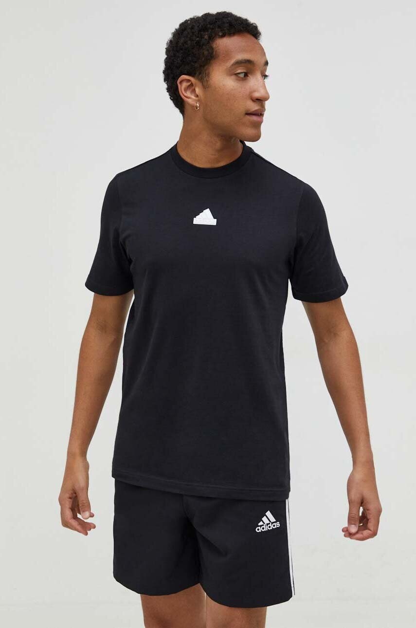 Бавовняна футболка adidas чоловічий колір чорний з аплікацією