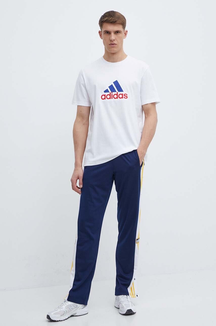 Бавовняна футболка adidas чоловіча колір білий з принтом IS3234