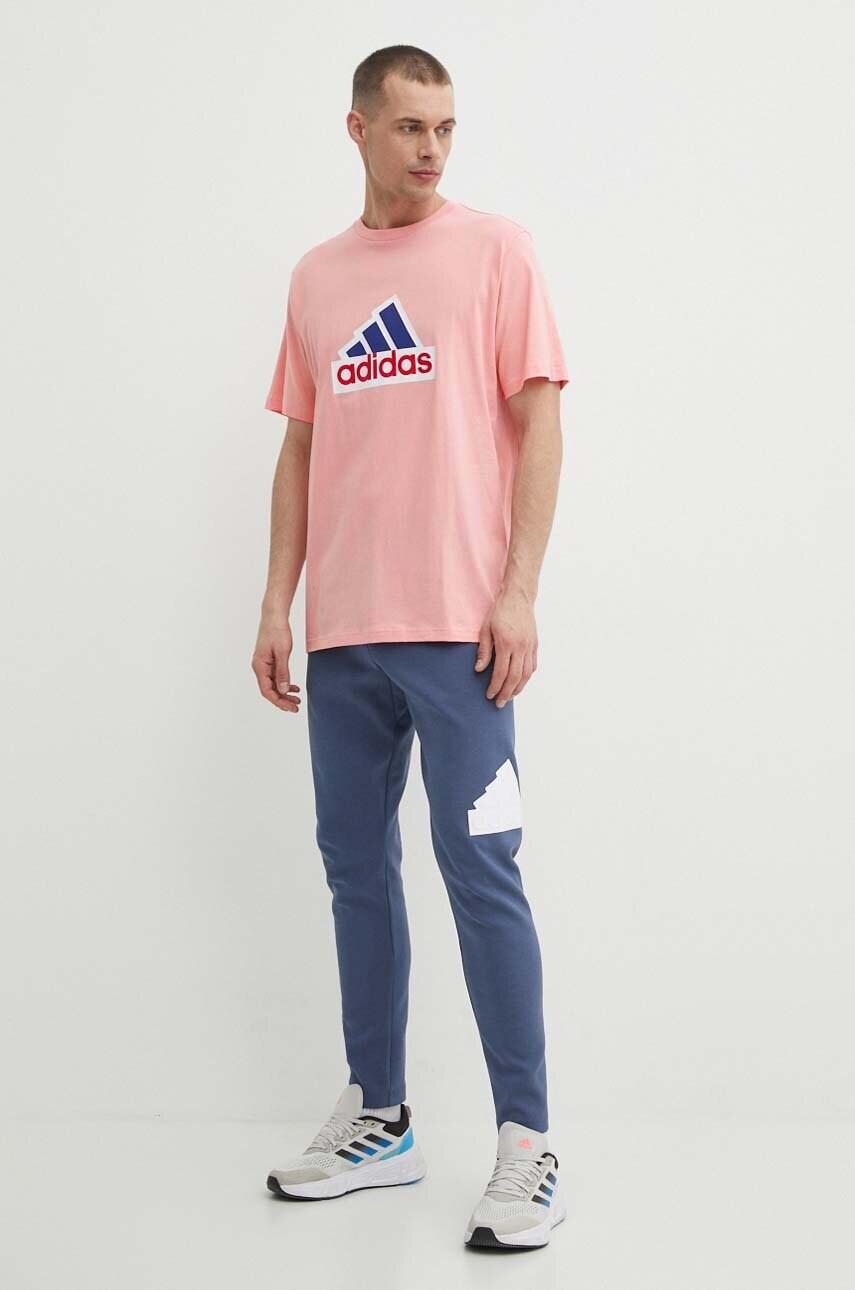 Бавовняна футболка adidas чоловіча колір рожевий з принтом IS8342