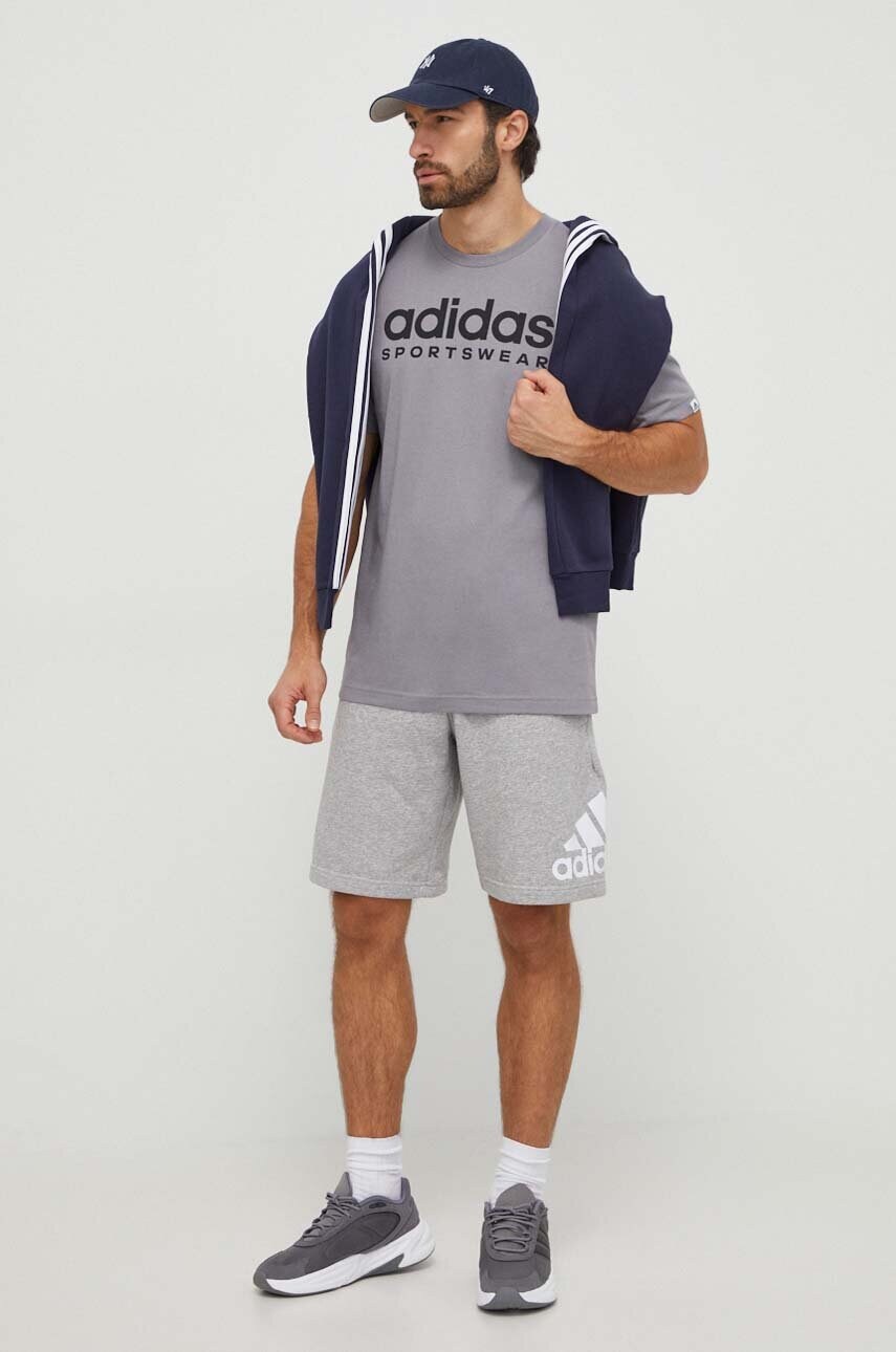 Бавовняна футболка adidas чоловічий колір сірий з принтом
