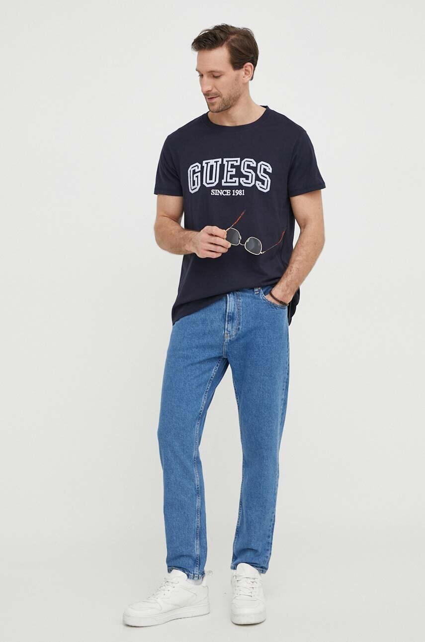 Бавовняна футболка Guess чоловічий колір синій з аплікацією