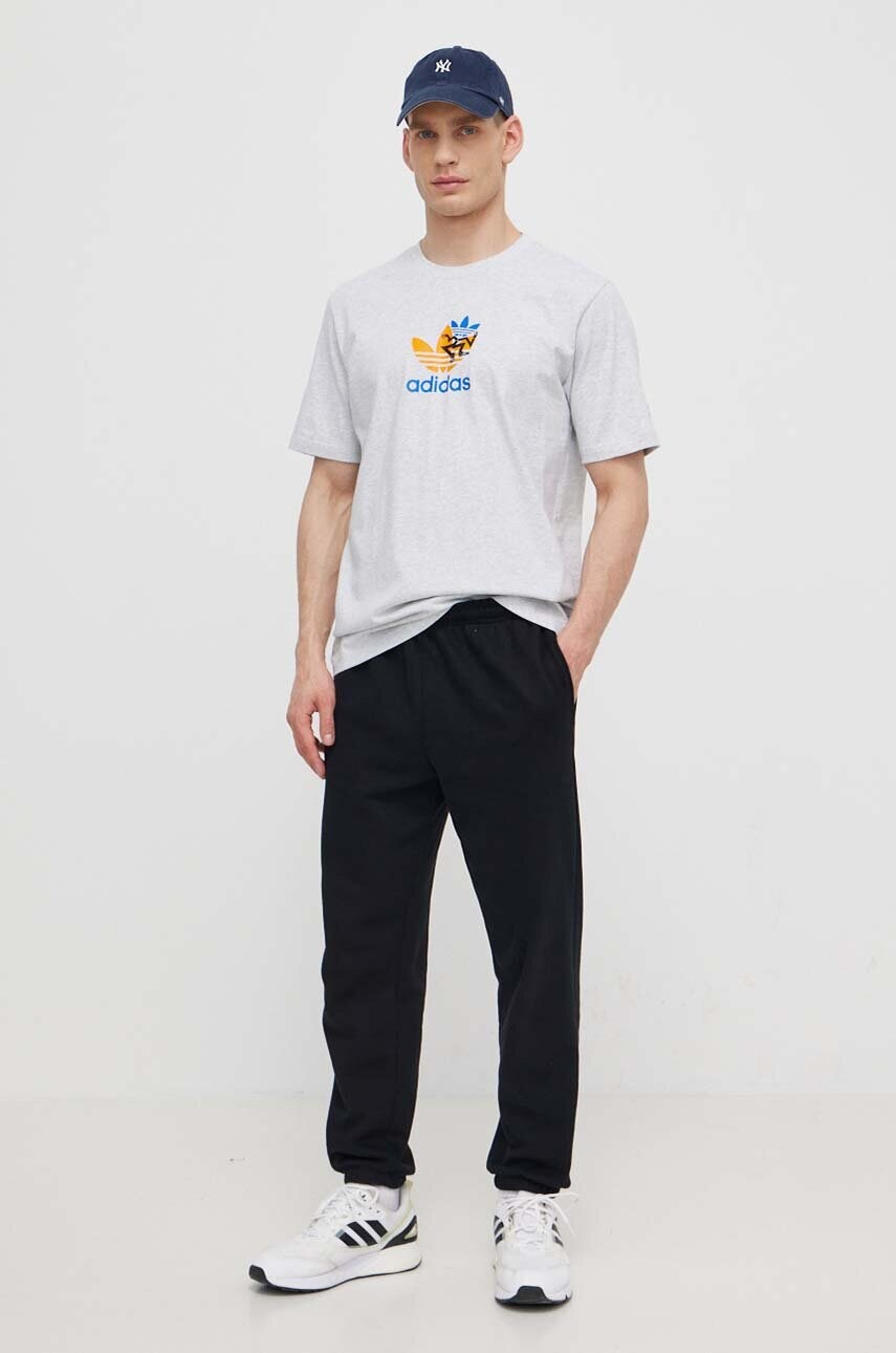 Бавовняна футболка adidas Originals чоловіча колір сірий з принтом IS2912