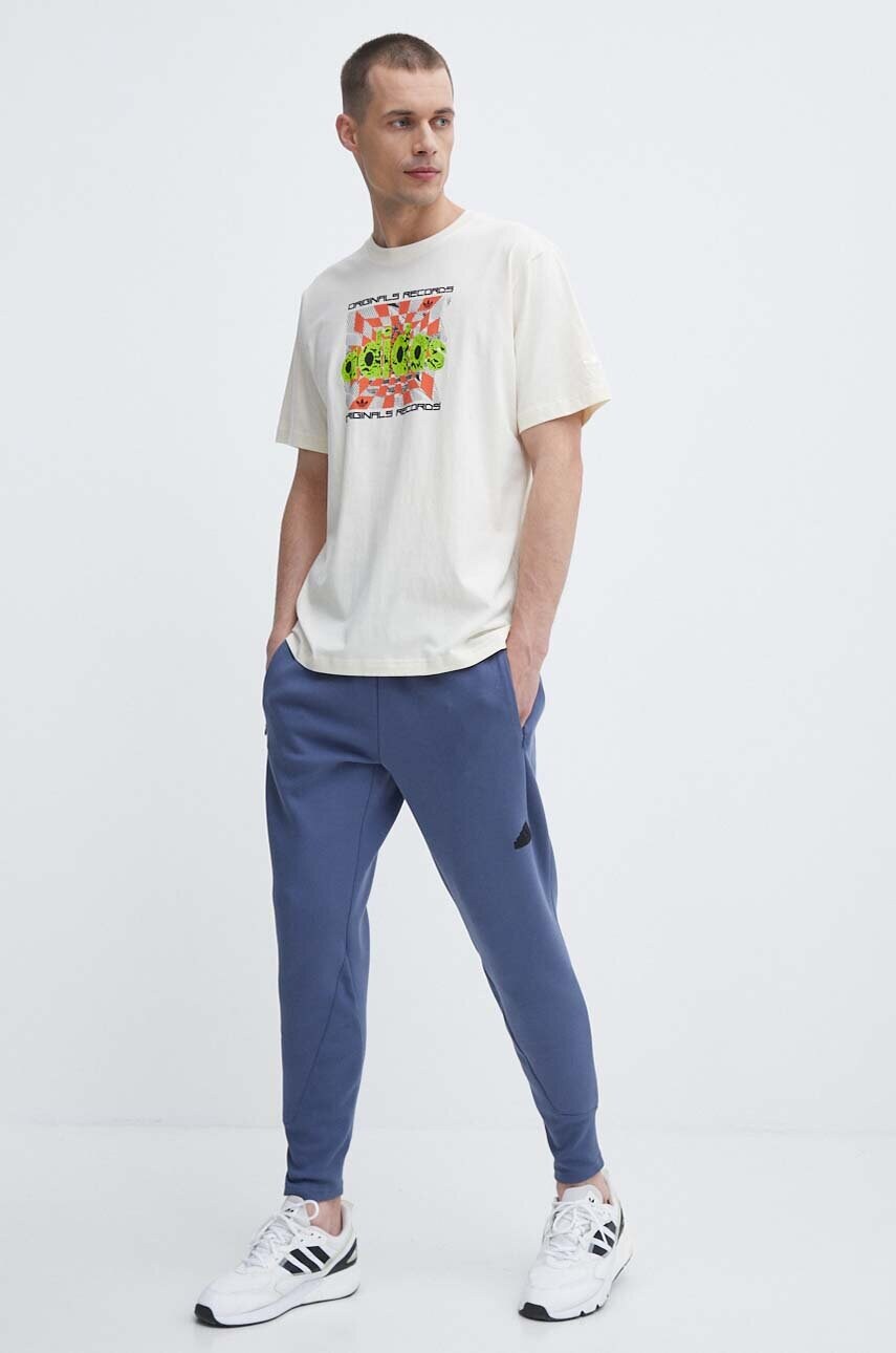 Бавовняна футболка adidas Originals чоловіча колір бежевий з принтом IS2905