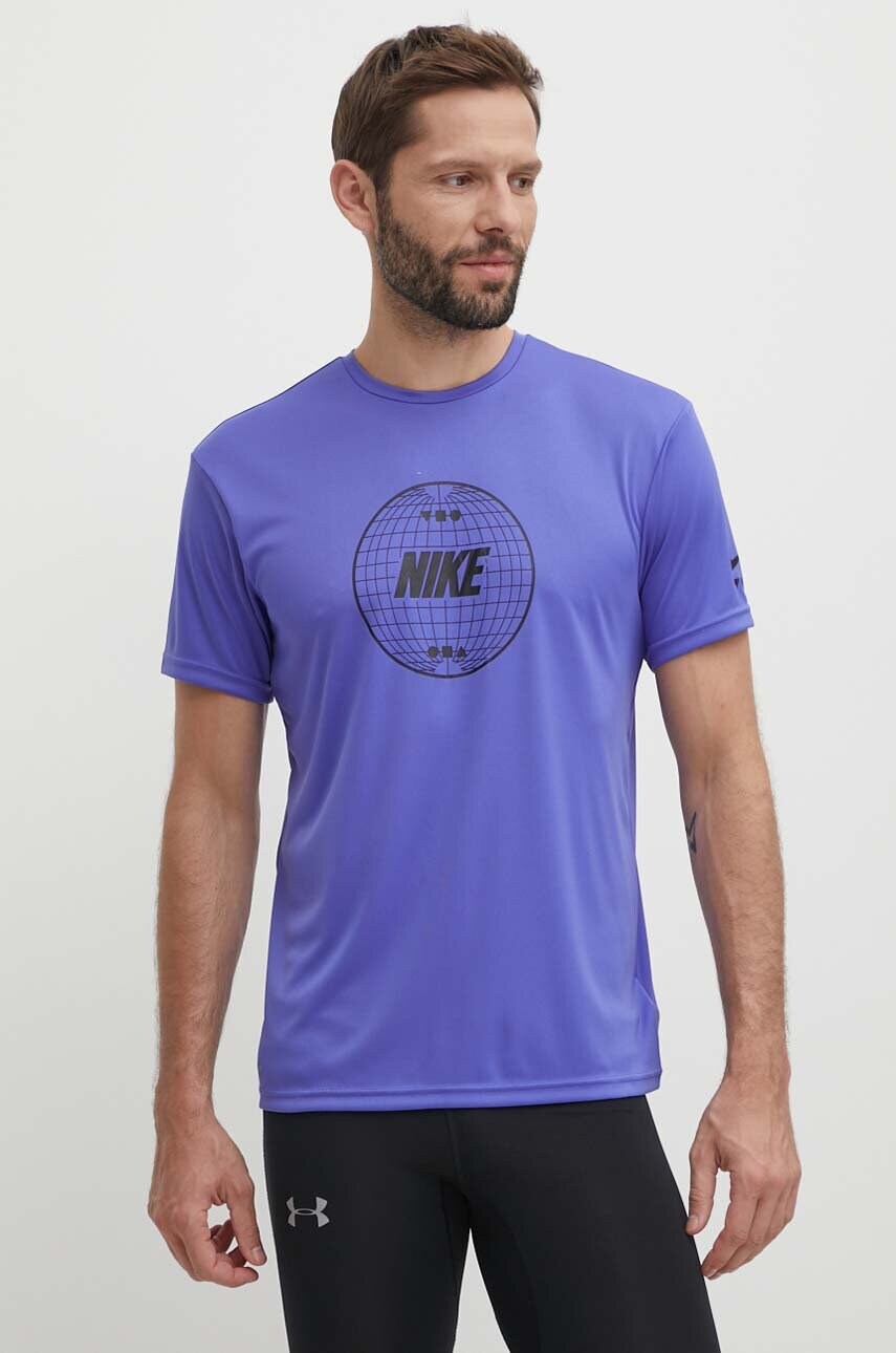 Купити Тренувальна футболка Nike Lead Line колір фіолетовий з принтом – головне зображення
