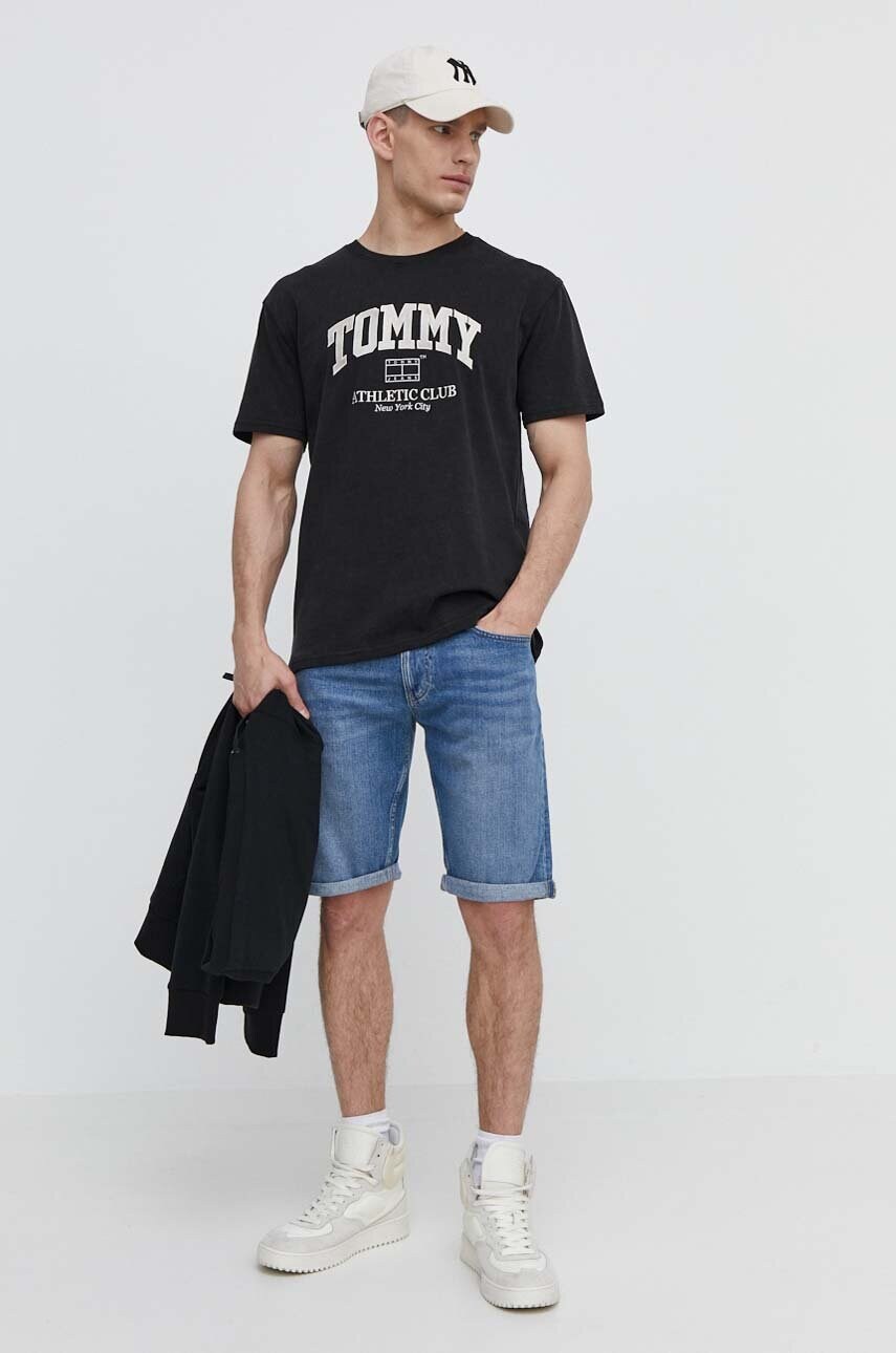 Бавовняна футболка Tommy Jeans чоловіча колір чорний з аплікацією DM0DM18557
