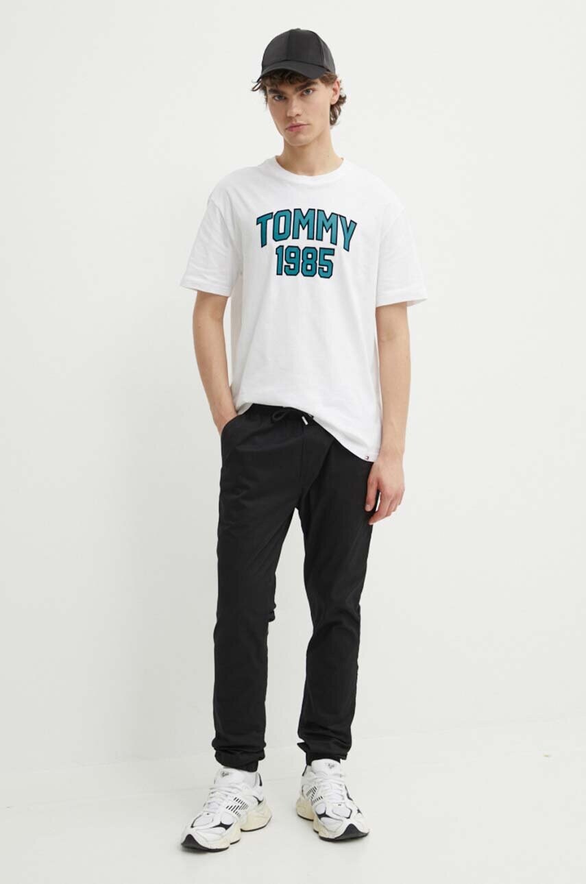 Бавовняна футболка Tommy Jeans чоловіча колір білий з принтом DM0DM18559