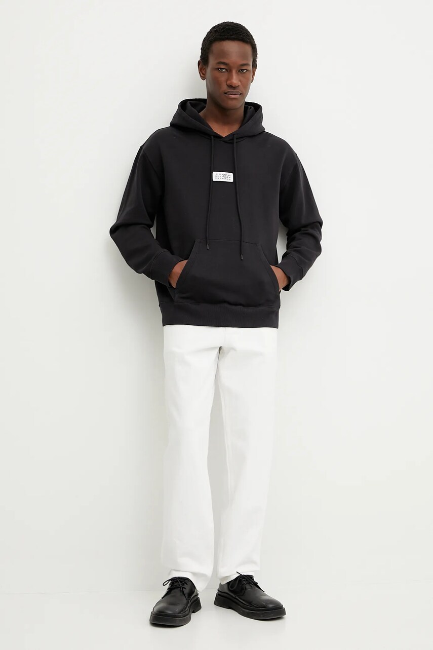 Бавовняна кофта MM6 Maison Margiela чоловіча колір чорний з капюшоном з аплікацією SH0GU0018
