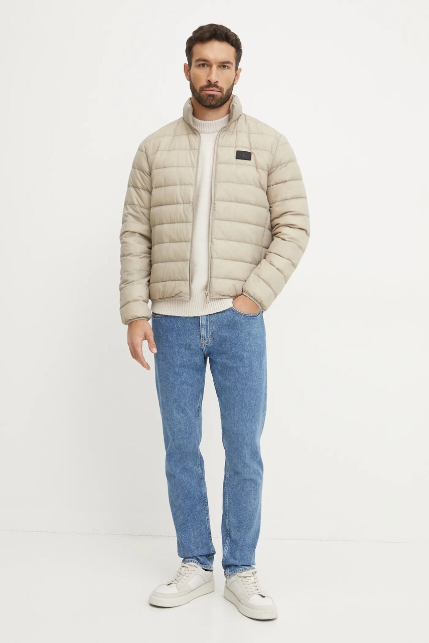 Пухова куртка Calvin Klein Jeans чоловіча колір бежевий перехідна J30J326716