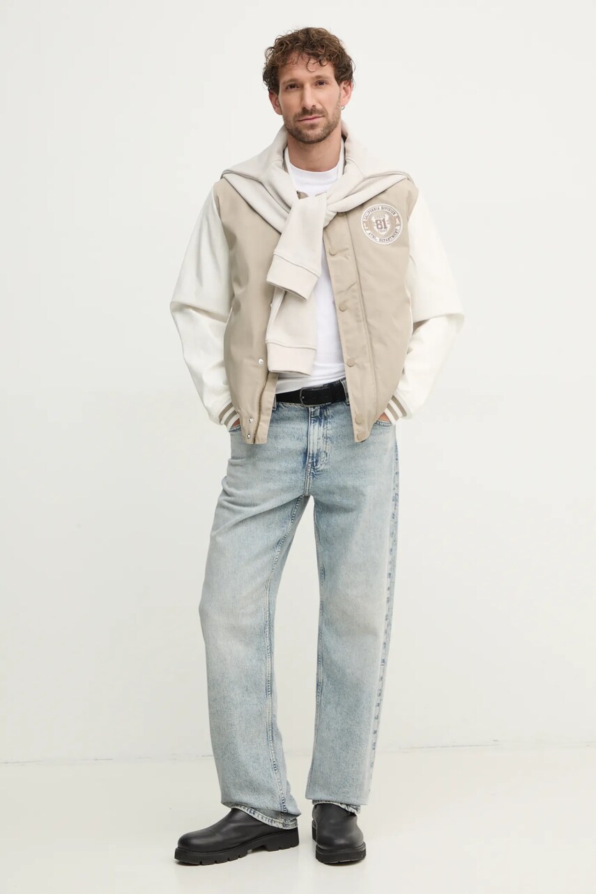 Куртка-бомбер Guess VARSITY чоловіча колір бежевий перехідна oversize M5RL19 WGU82
