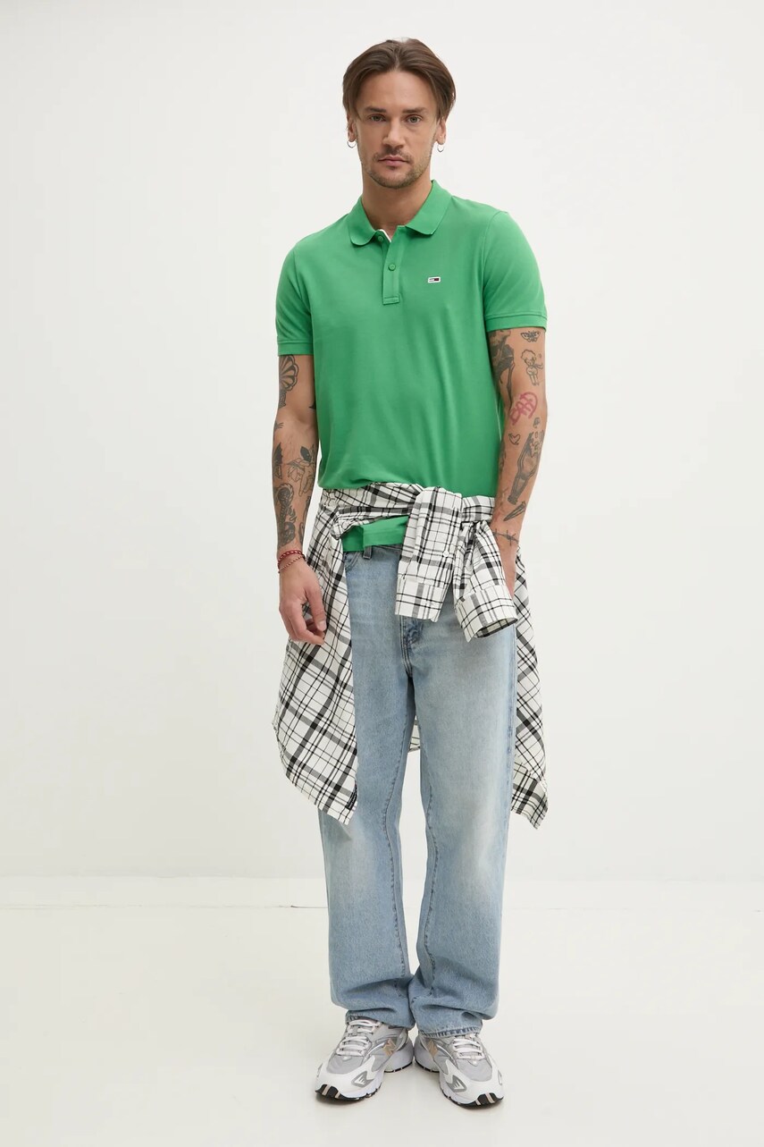Бавовняне поло Tommy Jeans чоловіче колір зелений однотонне DM0DM20676