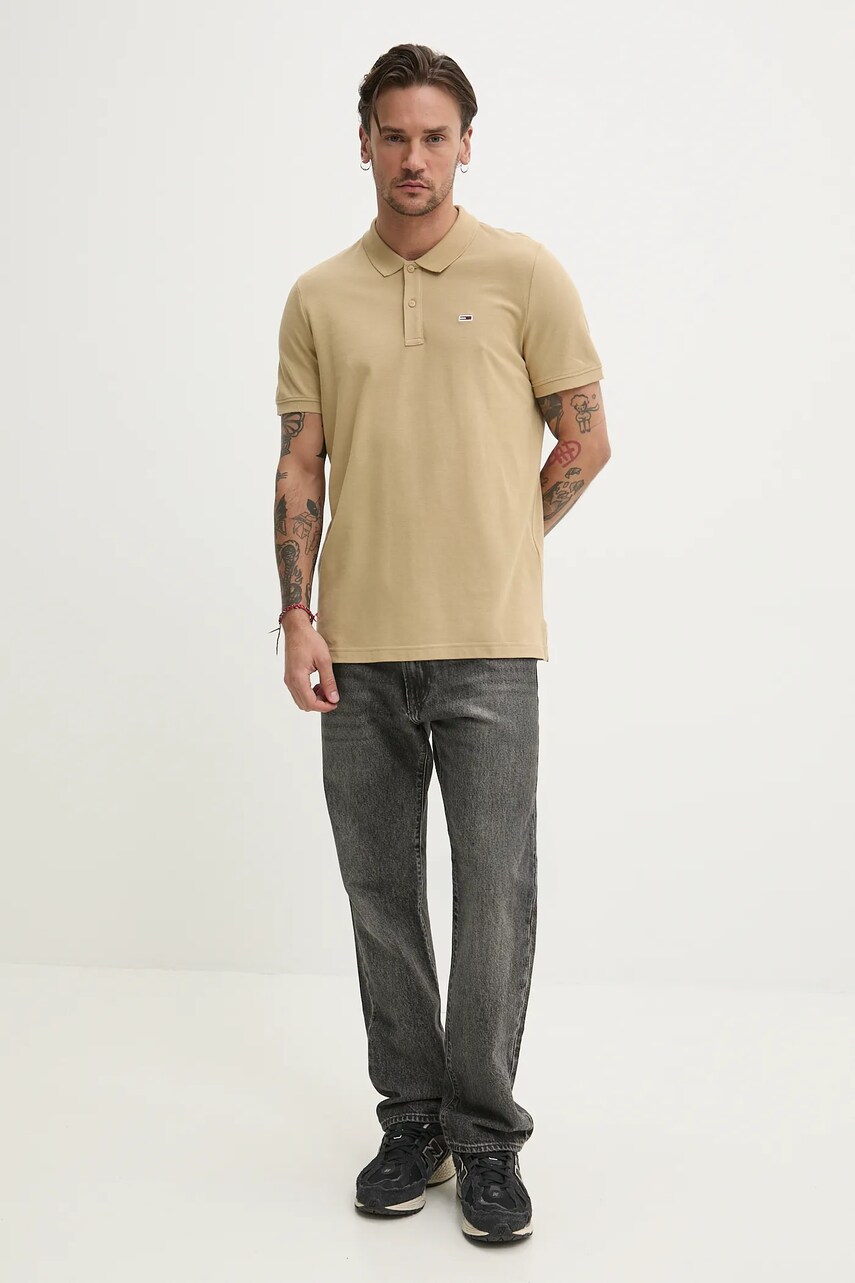 Бавовняне поло Tommy Jeans чоловіче колір бежевий однотонне DM0DM20676