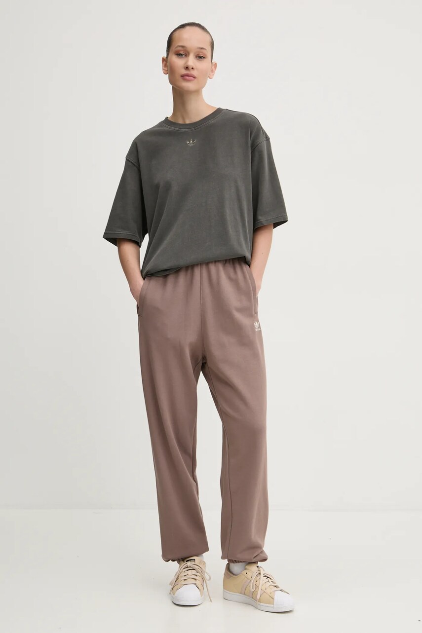 Бавовняні спортивні штани adidas Originals Essential колір коричневий з аплікацією JD1523