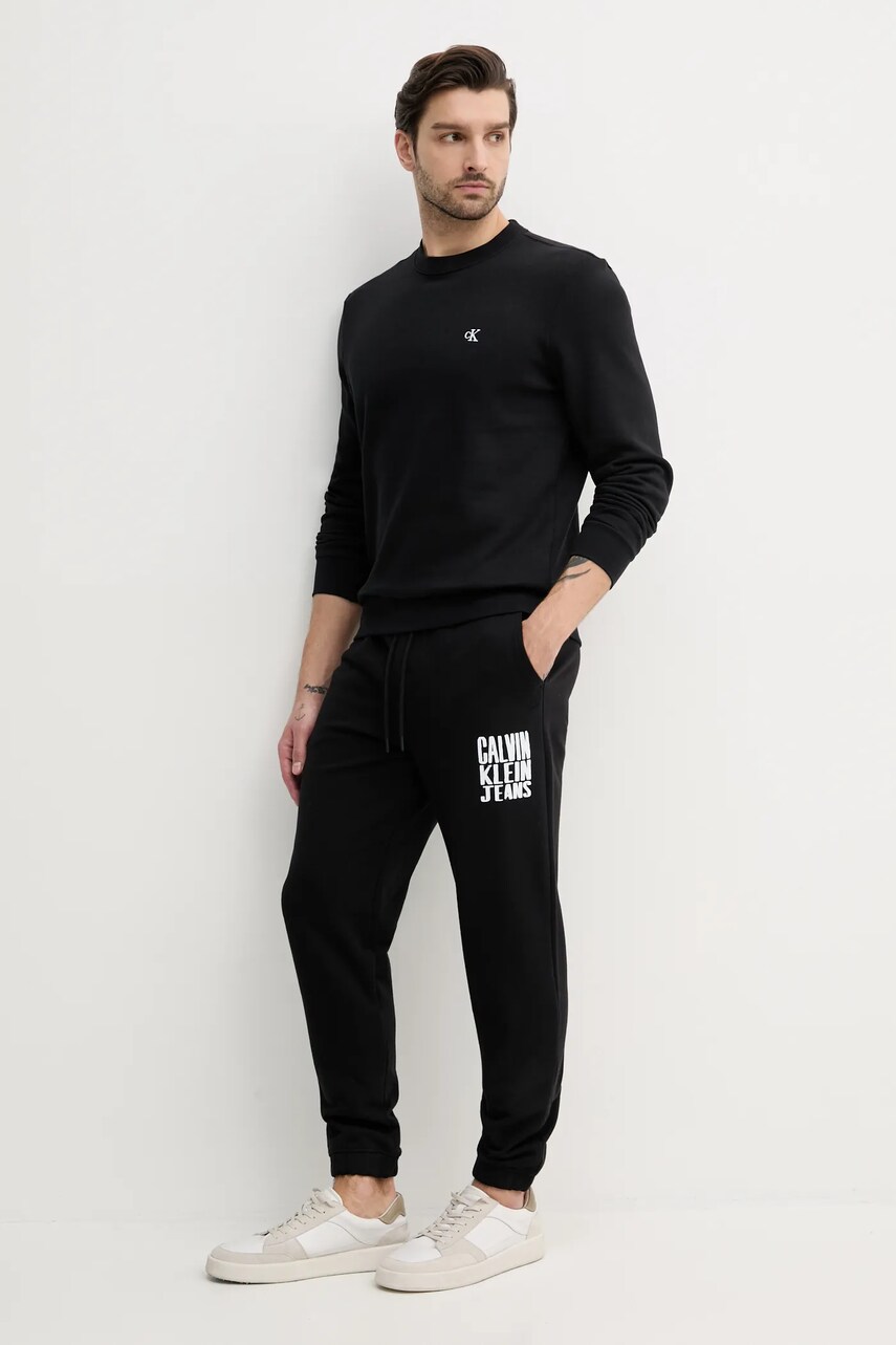 Бавовняні спортивні штани Calvin Klein Jeans чоловічі колір чорний з принтом J30J327535