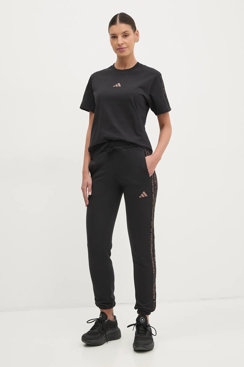 Бавовняна футболка adidas Essentials Animal жіноча колір чорний JM5868