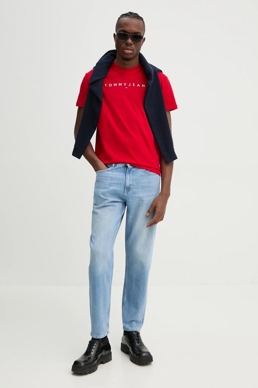Бавовняна футболка Tommy Jeans чоловіча колір червоний з аплікацією DM0DM20744