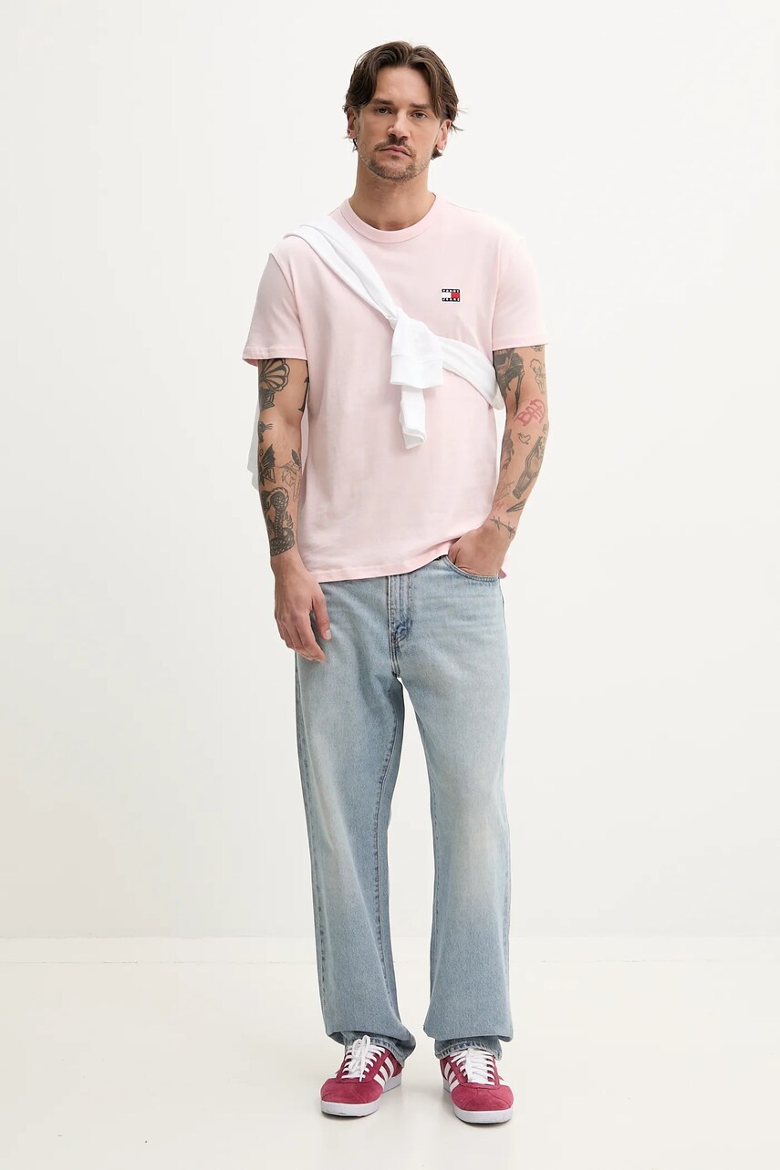 Бавовняна футболка Tommy Jeans чоловіча колір рожевий однотонна DM0DM20322