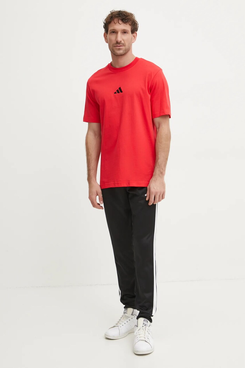Бавовняна футболка adidas Essential чоловіча колір червоний з аплікацією JF1095