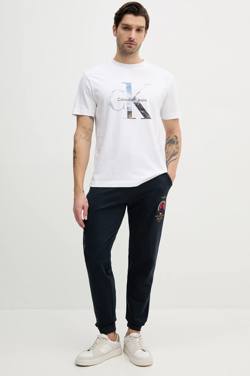 Бавовняна футболка Calvin Klein Jeans чоловіча колір білий з принтом J30J327483