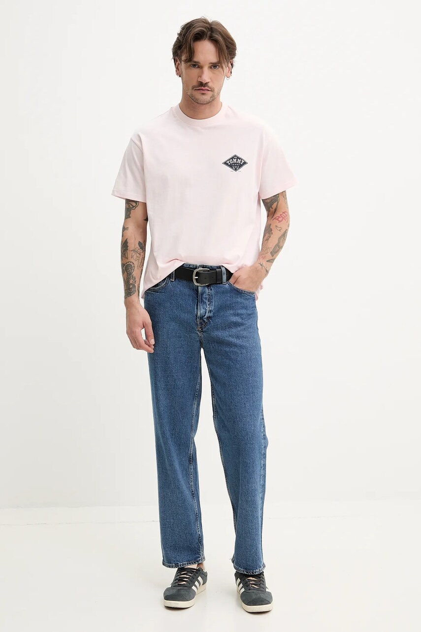 Бавовняна футболка Tommy Jeans чоловіча колір рожевий з принтом DM0DM20806