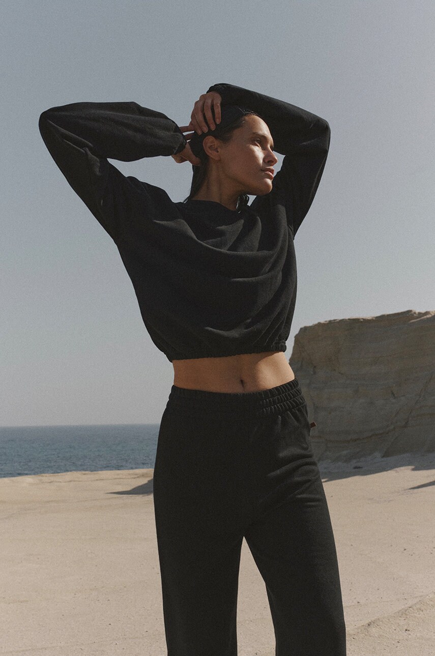 Кофта MUUV. Crop Top Subtle Cotton жіноча колір чорний однотонна